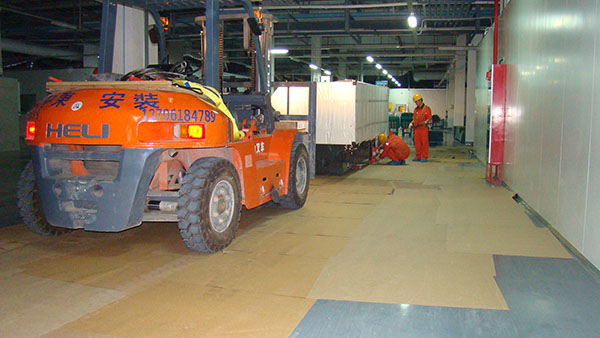 成型機設(shè)備搬運 成型機設(shè)備搬運