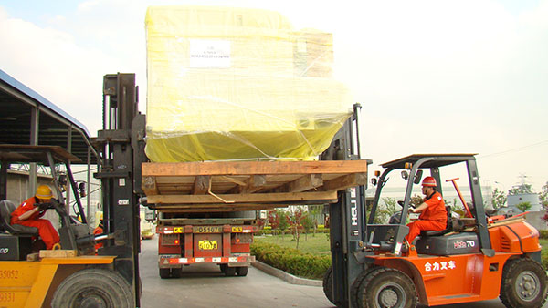 成型機設(shè)備搬運 成型機設(shè)備搬運