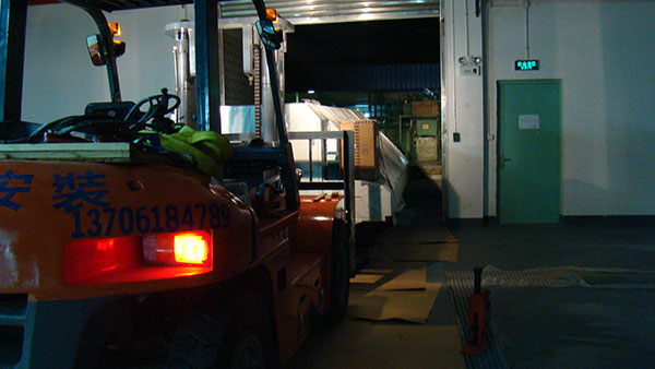 成型機設(shè)備搬運 成型機設(shè)備搬運